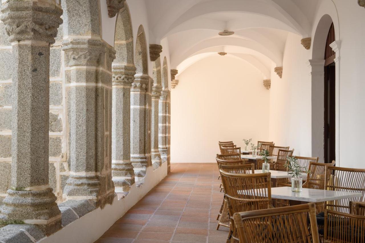 Convento Do Espinheiro, Historic Hotel & Spa Evora Exterior photo The cloister of the monastery