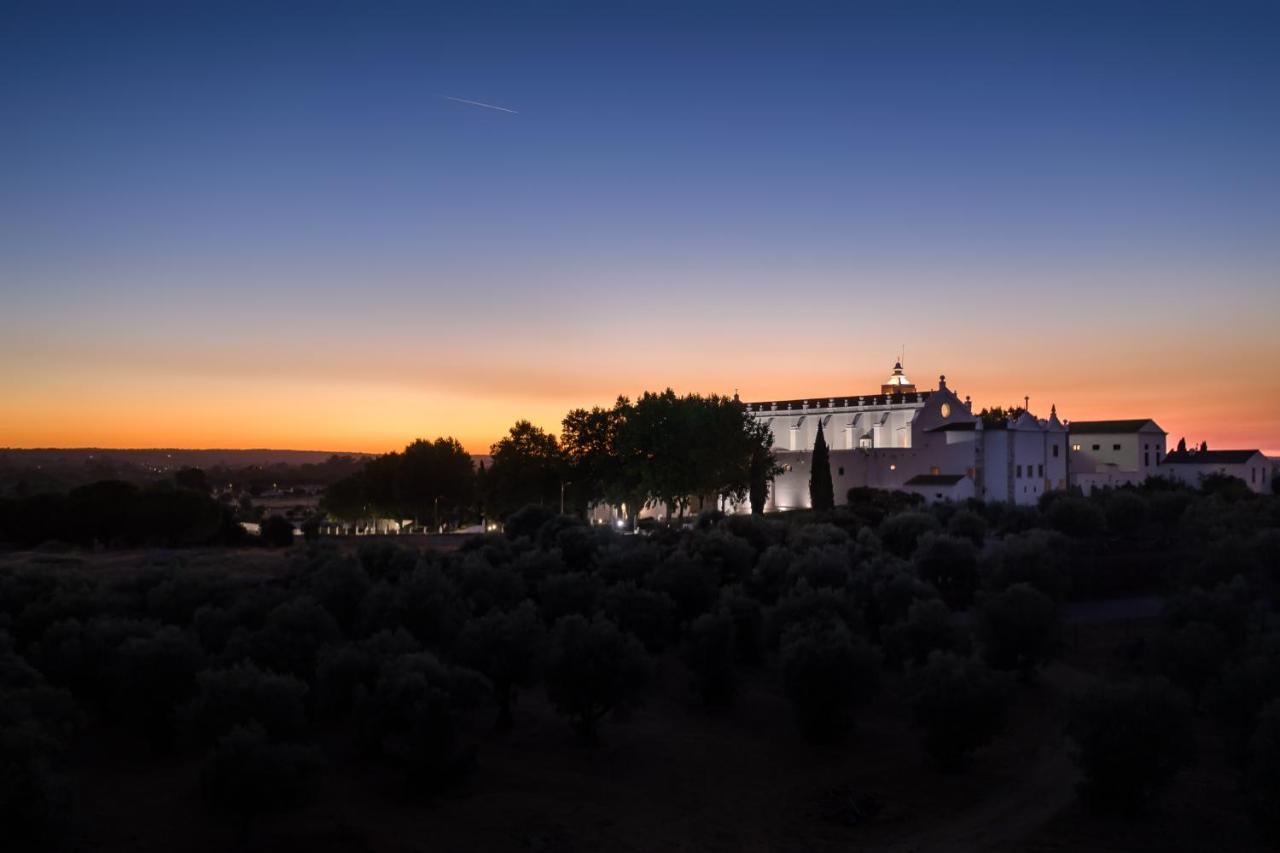 Convento Do Espinheiro, Historic Hotel & Spa Evora Exterior photo The monastery at night