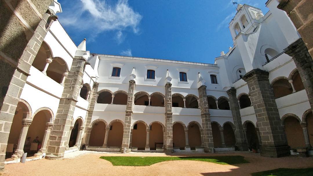 Convento Do Espinheiro, Historic Hotel & Spa Evora Exterior photo Cloister of the monastery