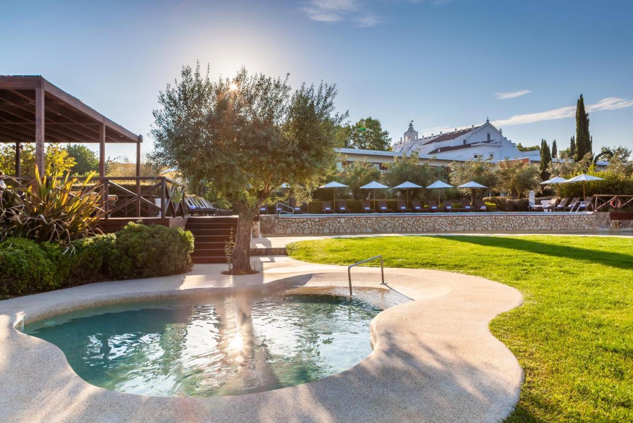 Convento Do Espinheiro, Historic Hotel & Spa Evora Exterior photo The hotel's swimming pool