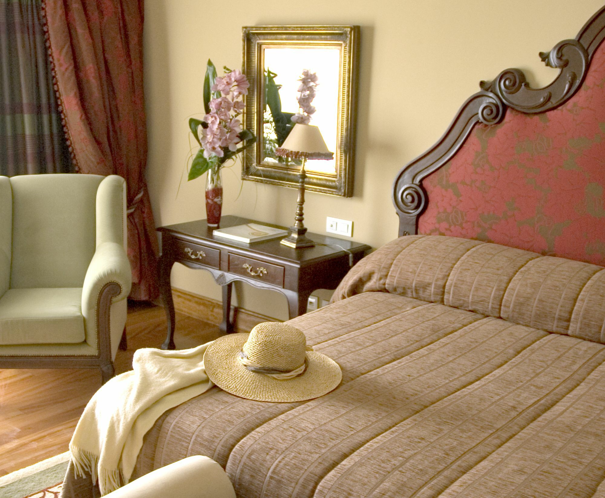 Convento Do Espinheiro, Historic Hotel & Spa Evora Exterior photo A bedroom at the hotel